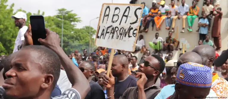 El régimen militar de Níger expulsa al embajador de Francia