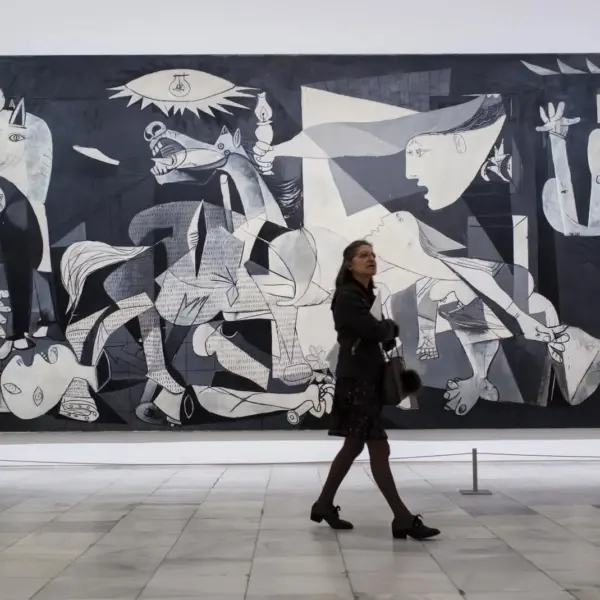 El nuevo director del Museo Reina Sofía elimina la prohibición de fotografiar el ‘Guernica’ porque “no tenía sentido”