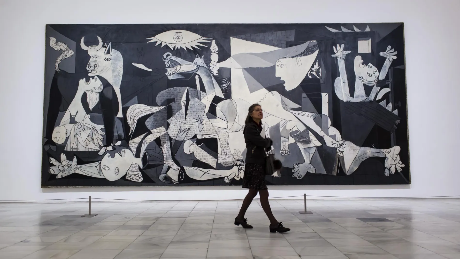 El nuevo director del Museo Reina Sofía elimina la prohibición de fotografiar el ‘Guernica’ porque «no tenía sentido»