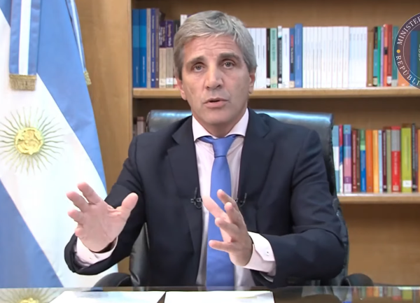 Ministro de Economía argentino anuncia alza del dólar oficial y fuerte recorte del gasto