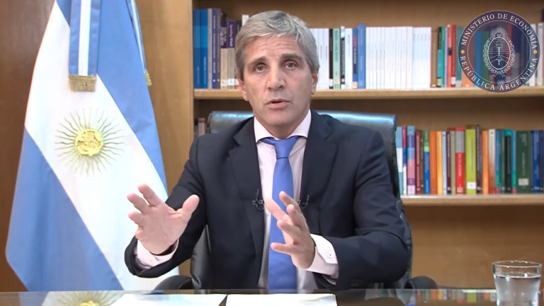 Ministro de Economía argentino anuncia alza del dólar oficial y fuerte recorte del gasto