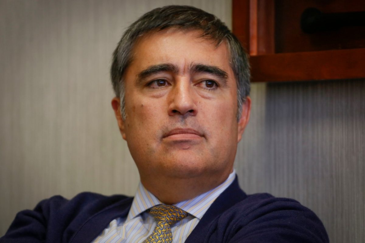 Mario Desbordes responde críticas por retiro de la bandera mapuche en Santiago