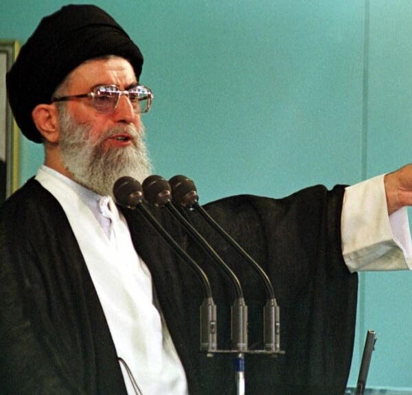 Funeral de Jamenei: Un Ritual de Poder y Sucesión en Irán