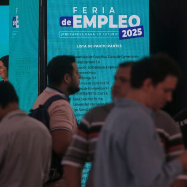 La Revolución Digital: Oportunidades y Desafíos Sociales