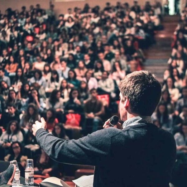 Discurso Político en la Era Digital: Retos y Oportunidades
